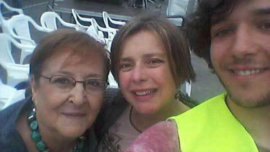 La candidata, con la energía de la lista. Taboada aparece en su selfie flanqueada por Lola Lucio, fundadora de Tribuna Ciudadana, y Pelayo González, quienes la acompañan en su lista.