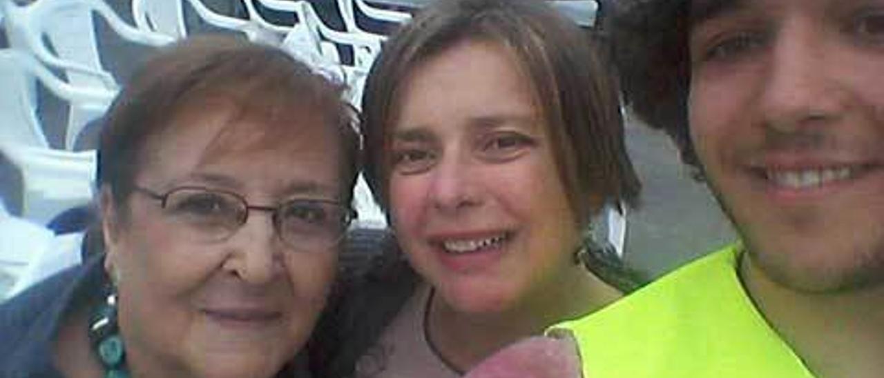 La candidata, con la energía de la lista. Taboada aparece en su selfie flanqueada por Lola Lucio, fundadora de Tribuna Ciudadana, y Pelayo González, quienes la acompañan en su lista.