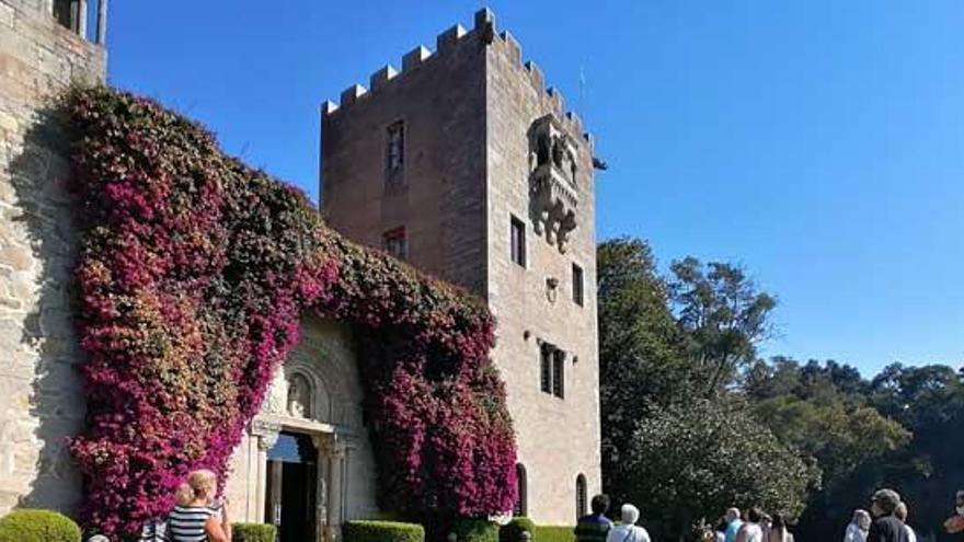 Visitantes en los jardines del pazo de Meirás.