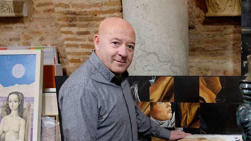 El galerista Ángel Almeida con obras de su fondo.