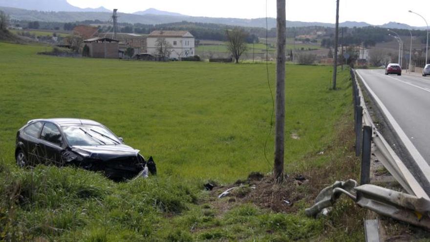 El cotxe que ha anat a parar a un camp després de l&#039;accident