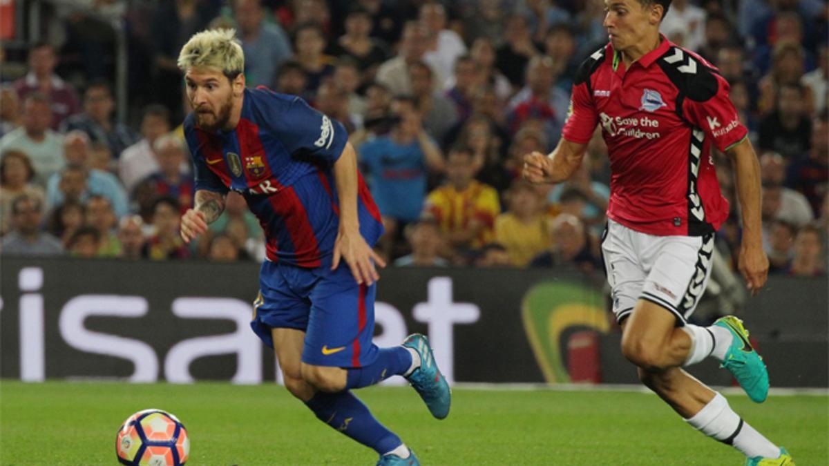 Leo Messi en acción durante el Barça-Alavés de la LaLiga Santander 2016/17