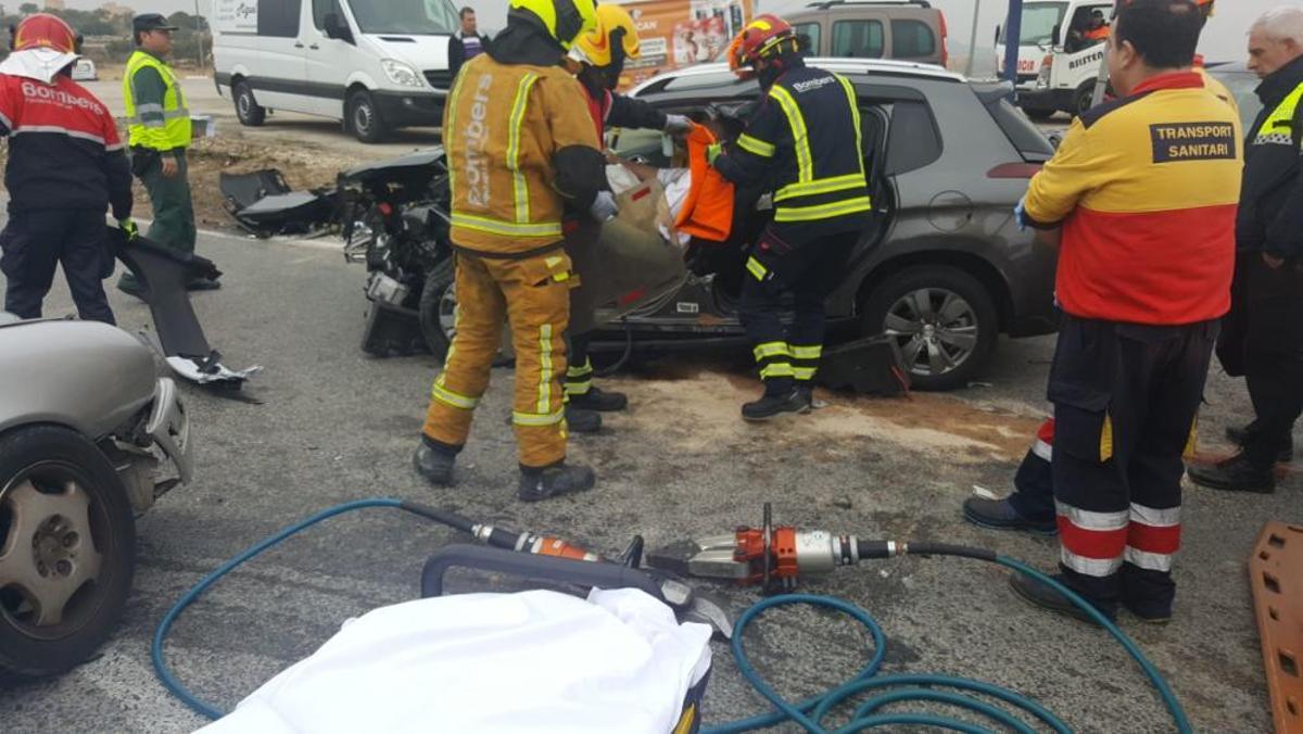 Los bomberos han rescatado a un conductor herido y atrapado en su coche tras un accidente con tres vehículos implicados en San Miguel de Salinas