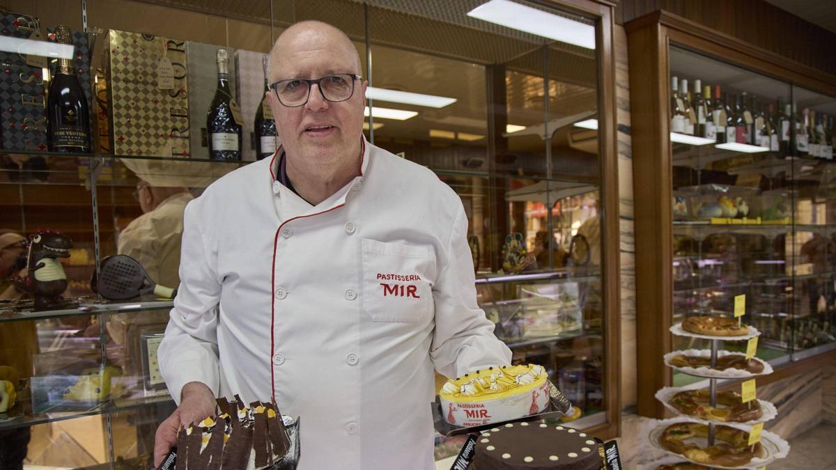 El pastisser Jordi Mir a l'obrador i botiga de la Pastisseria Mir d'Arbúcies.