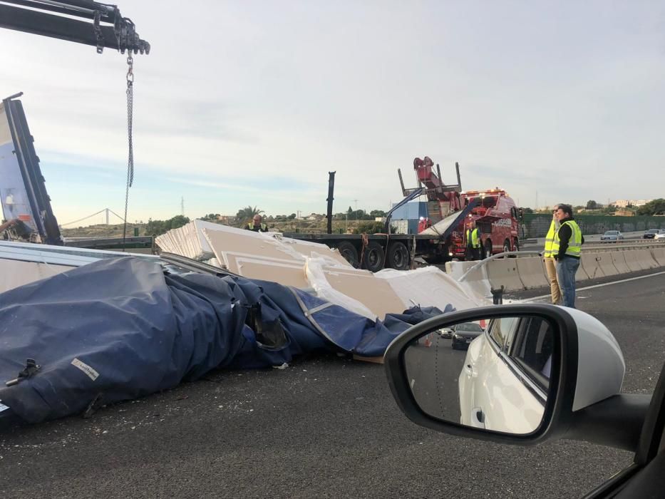 Un aparatoso accidente sin heridos en la A7 en Elche causa grandes atascos