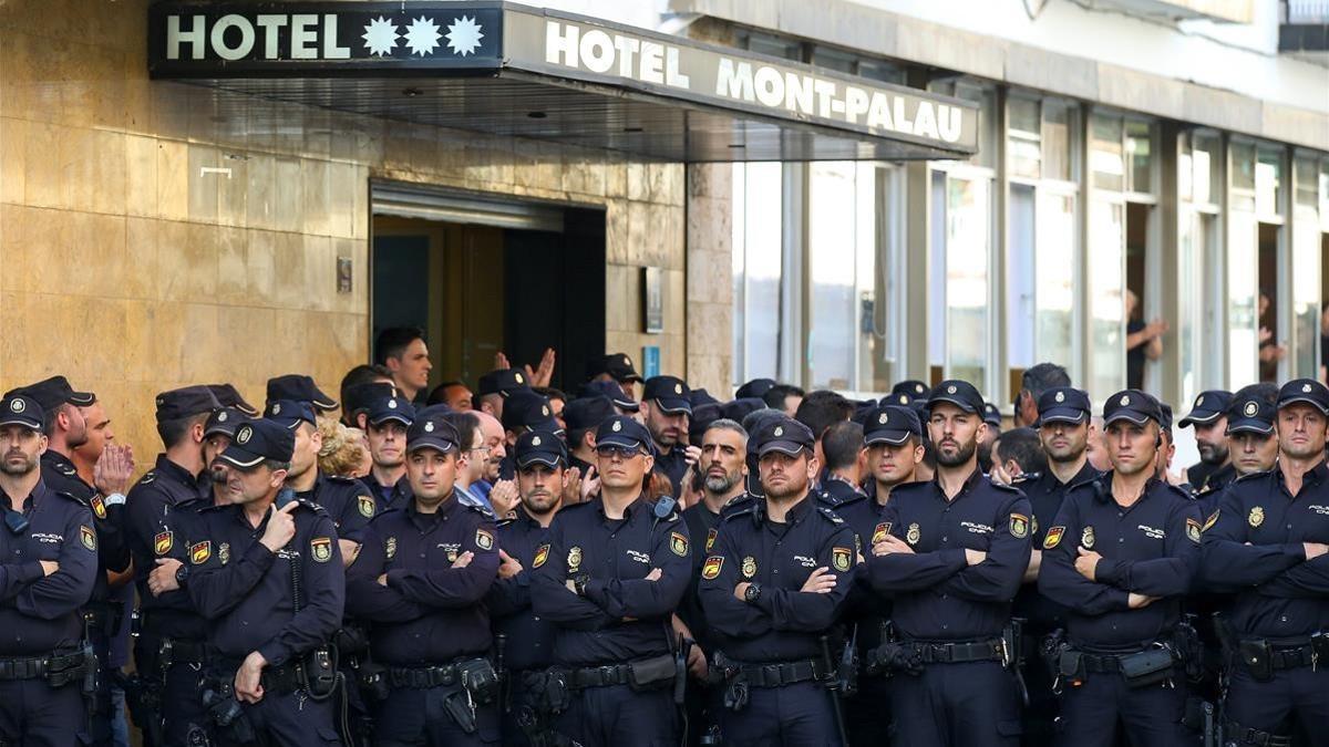 Agentes de la Policía Nacional en Pineda de Mar.