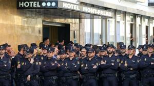 Agentes de la Policía Nacional frente el Hotel en el que están hospedados en Pineda de Mar.