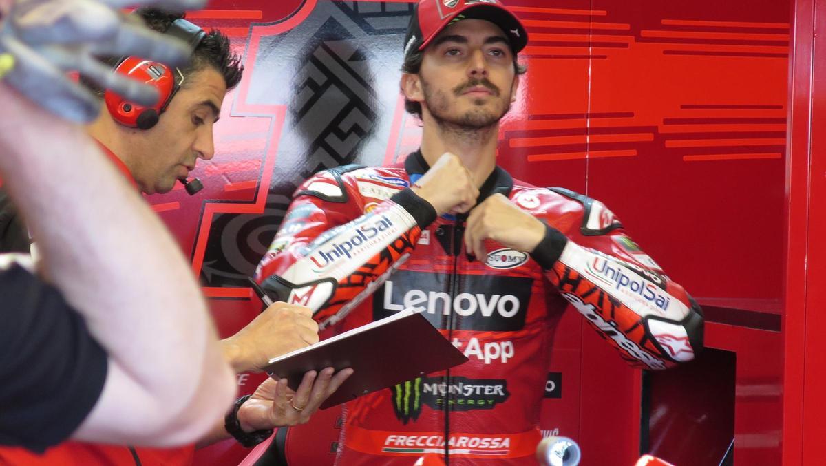 'Pecco' Bagnaia, en el garaje del Ducati Lenovo.