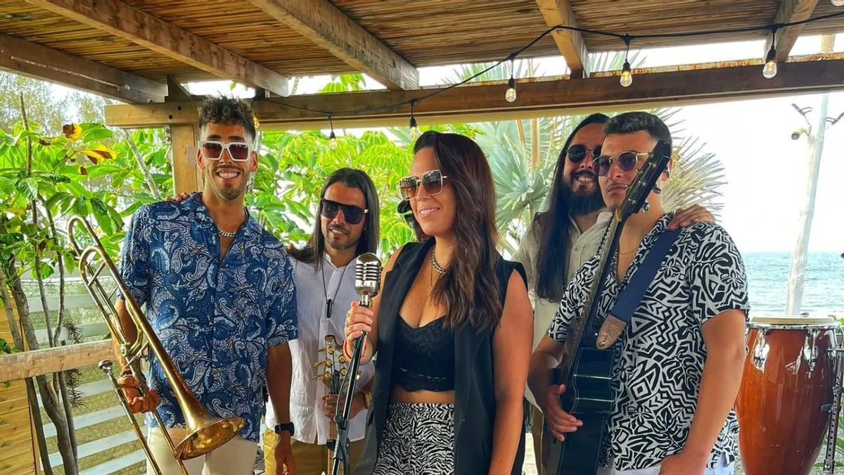 Dácil Santana con la banda que le acompaña en el tema &#039;Arréstenme&#039;