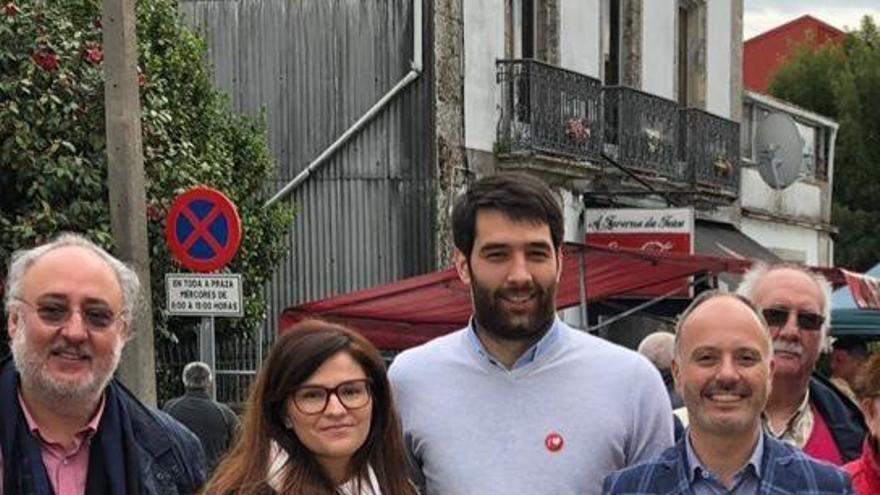 Patricia Carracedo Durán, ayer, entre el candidato al Congreso Guillermo Meijón y el alcaldable del PSOE de A Estrada, Luis López Bueno.