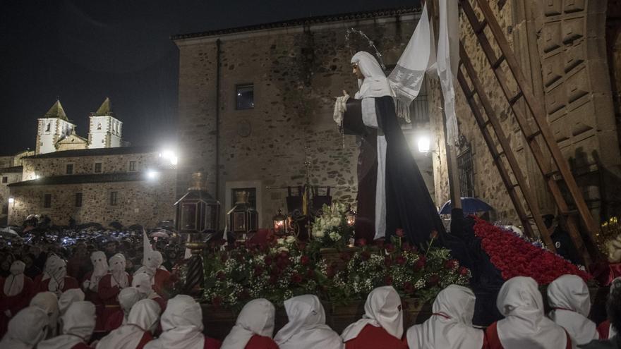 Nuestra Señora del Buen Fin da aliento a los cofrades cacereños y sale en procesión hasta el obispado