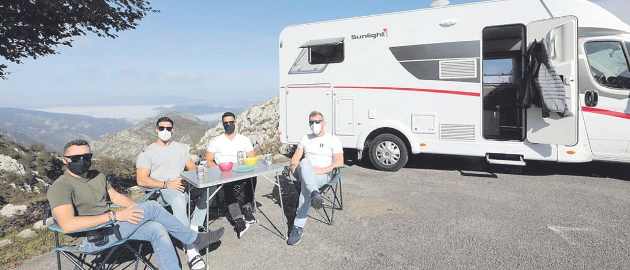 Víctor Espinosa, Jordi Alfáñez, Daniel Medina y Miguel Buil, disfrutando del buen tiempo en el Mirador de la Reina, en la subida a los Lagos.