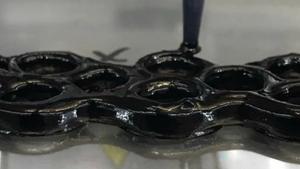 Este material flexible y conductor tiene durabilidad adaptativa, lo que significa que se vuelve más fuerte cuando se golpea.