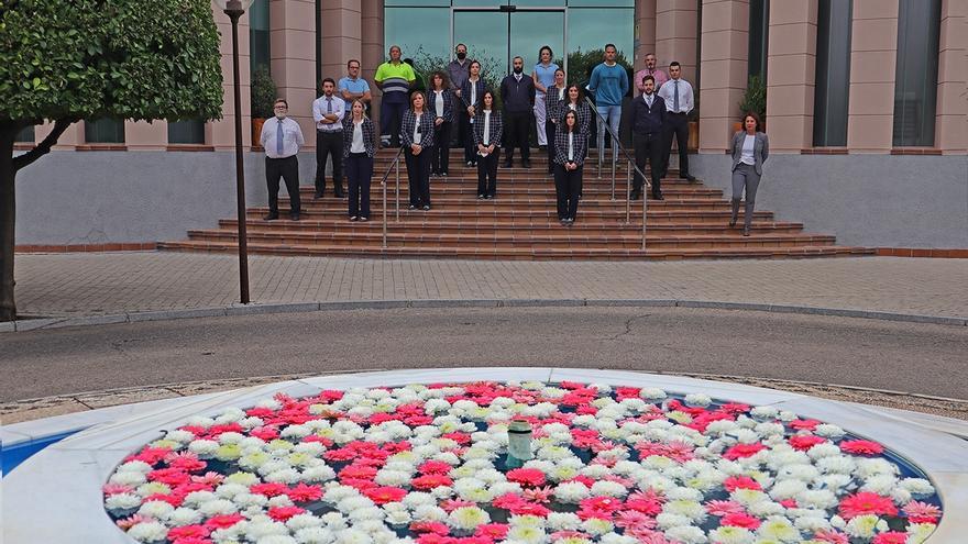 Tanatorios de Córdoba  conmemora el Día de Todos los Santos con un emotivo minuto de silencio y un homenaje floral