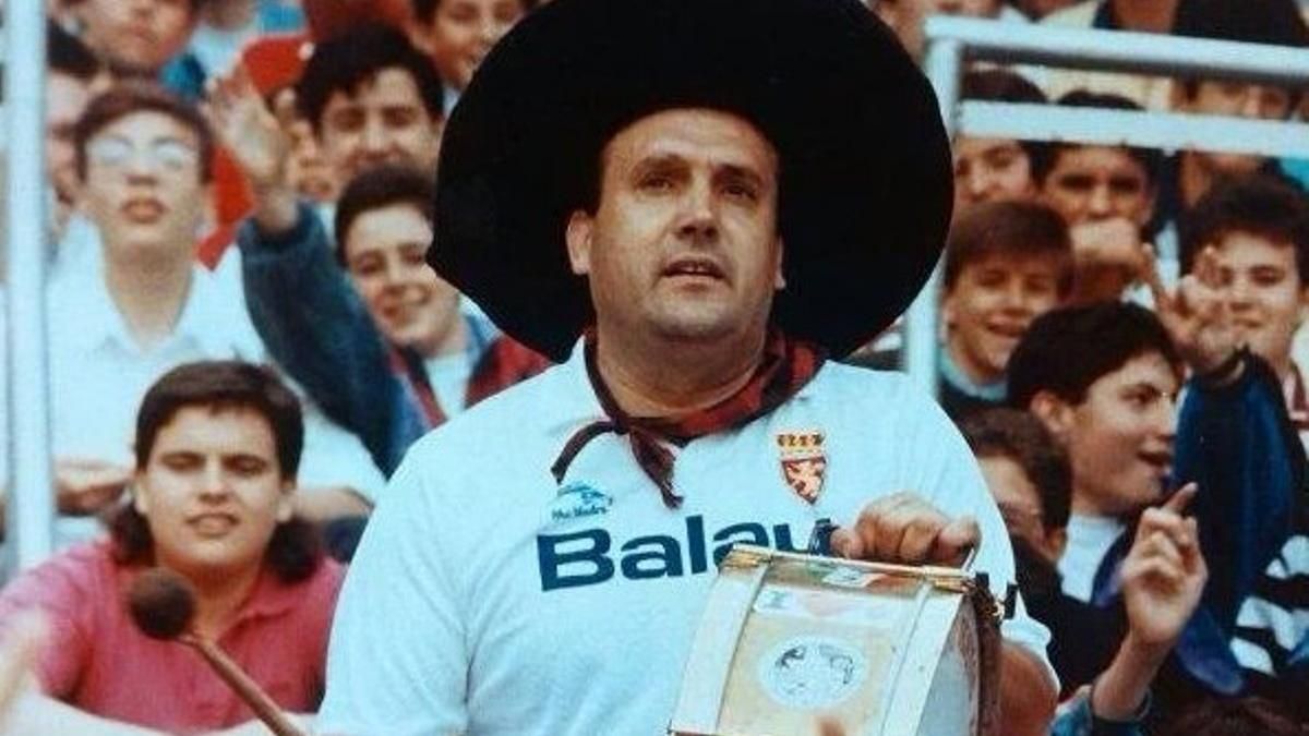 Manolo el del Bombo, con su característico atuendo, animando al Real Zaragoza en La Romareda