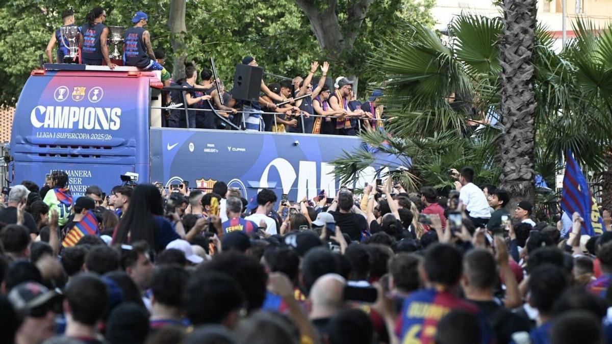 Barcelona. 11.05.2026. Deportes. Rua por las calles de Barcelona de los jugadores del Barça como celebración del título de liga. Fotografía de Jordi Cotrina