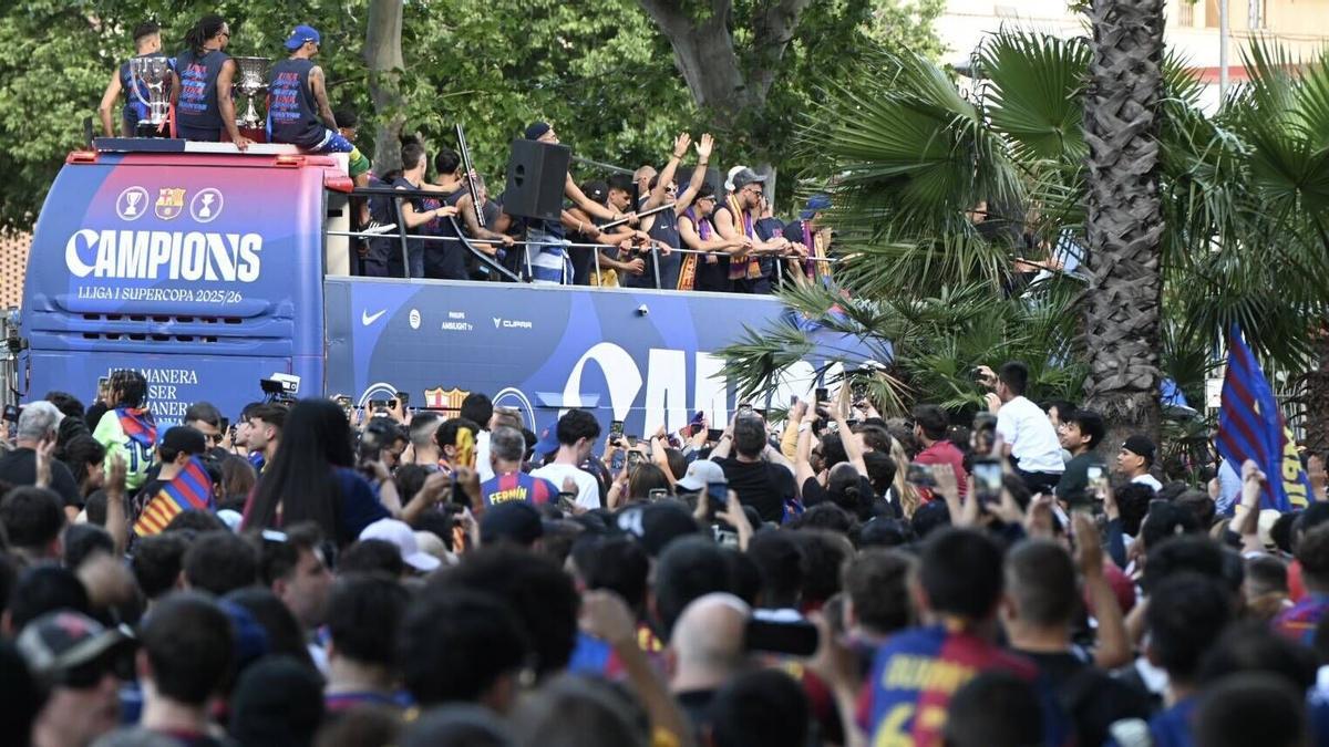 Los jugadores del FC Barcelona celebran ganar el título de LaLiga EA Sports durante un desfile en las calles de Barcelona.