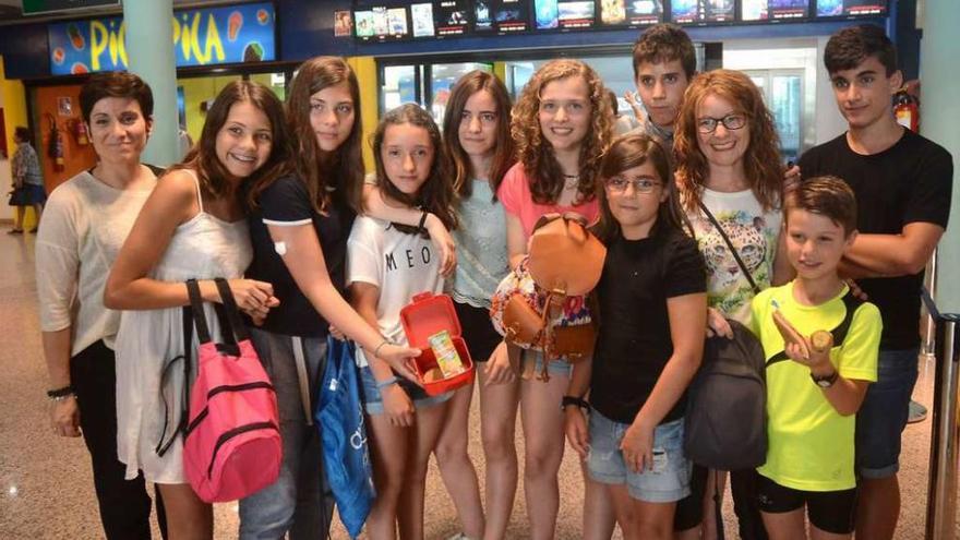 Niños con diabetes a la puerta de un cine de Pontevedra que no les permite la entrada con comida.