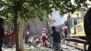 Rescatistas de la Media Luna Roja trabajan en un lugar atacado por Israel, este viernes en Teherán.