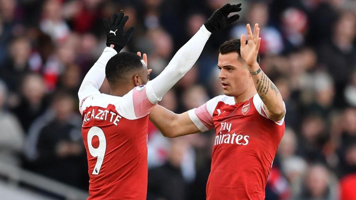 Lacazette festeja con Xhaka el primer tanto del encuentro, obra del jugador suizo.