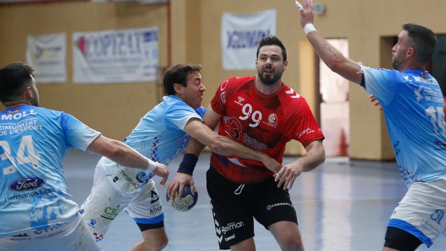 Juan Luis Moyano, con el balón, rodeado de contrarios.