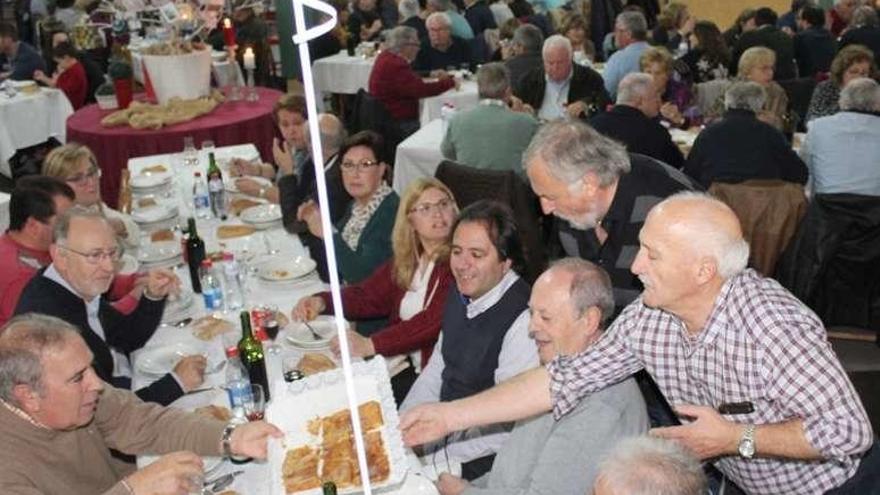 Asistentes a la cena benéfica del pasado viernes. // FdV