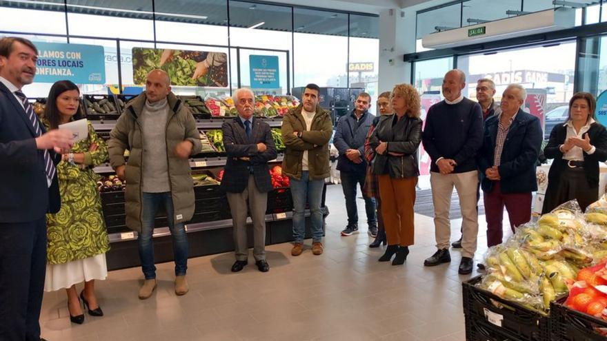 Arévalo y Lorenzo, ayer, en la inauguración del supermercado.   | // D.P.