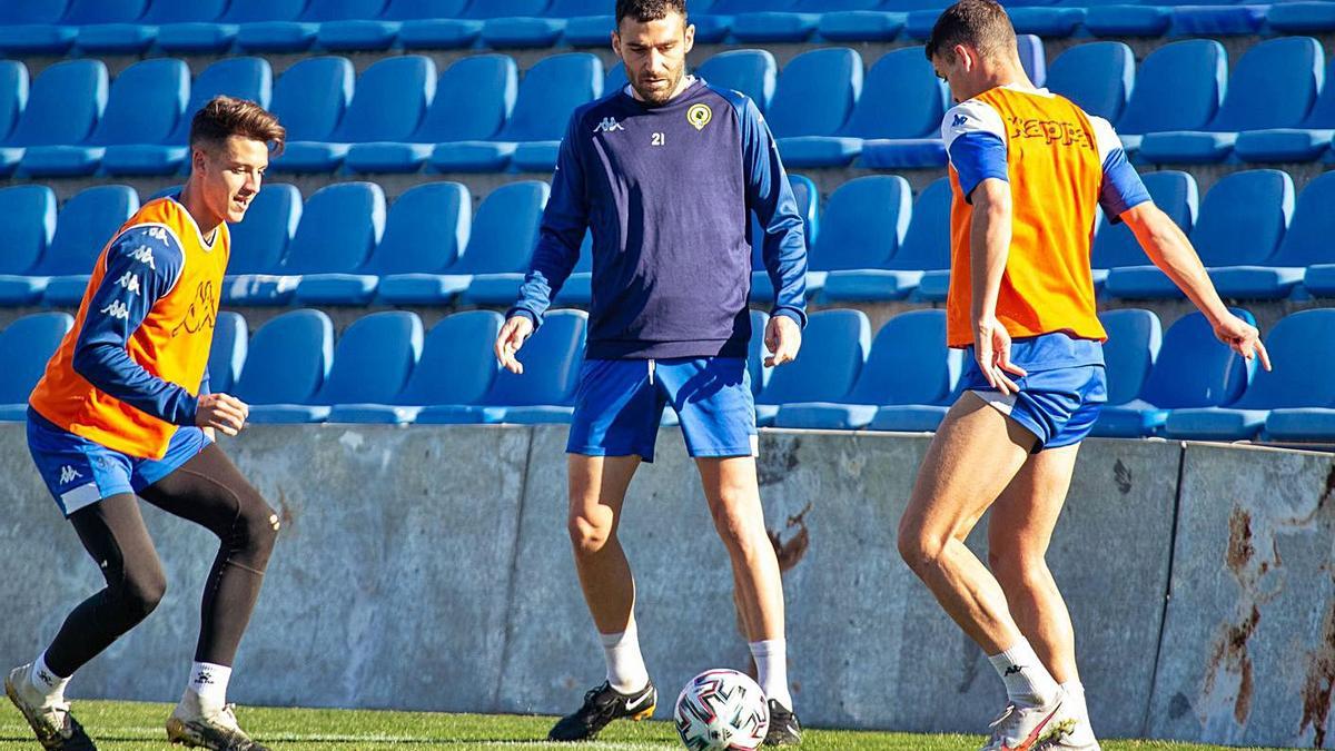 El delantero Benja, con el balón, en la sesión del viernes en el Rico Pérez. | HCF