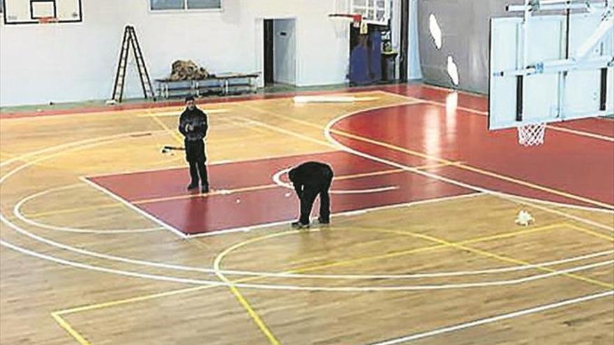 Vinaròs ultima el cambio de parquet en el pabellón