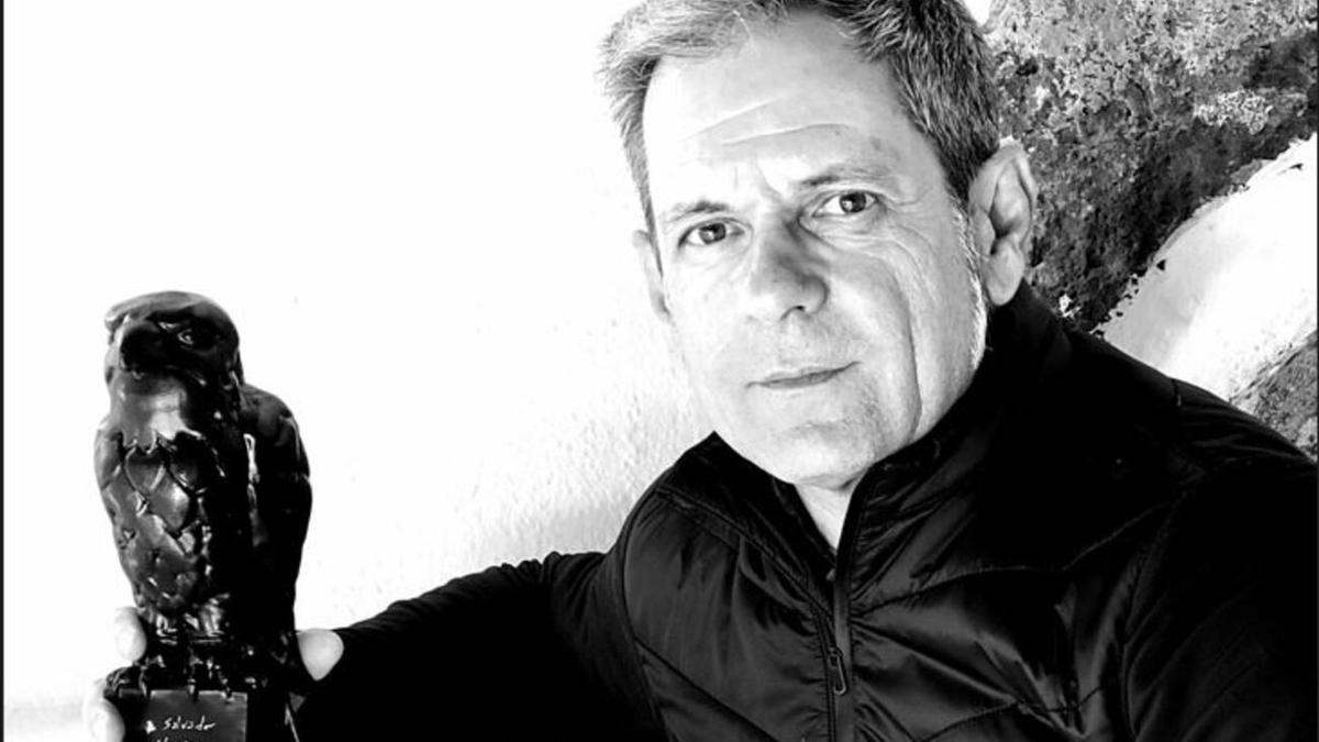 Salvador Alemany con el Halcón Maltés por "Hotel California".