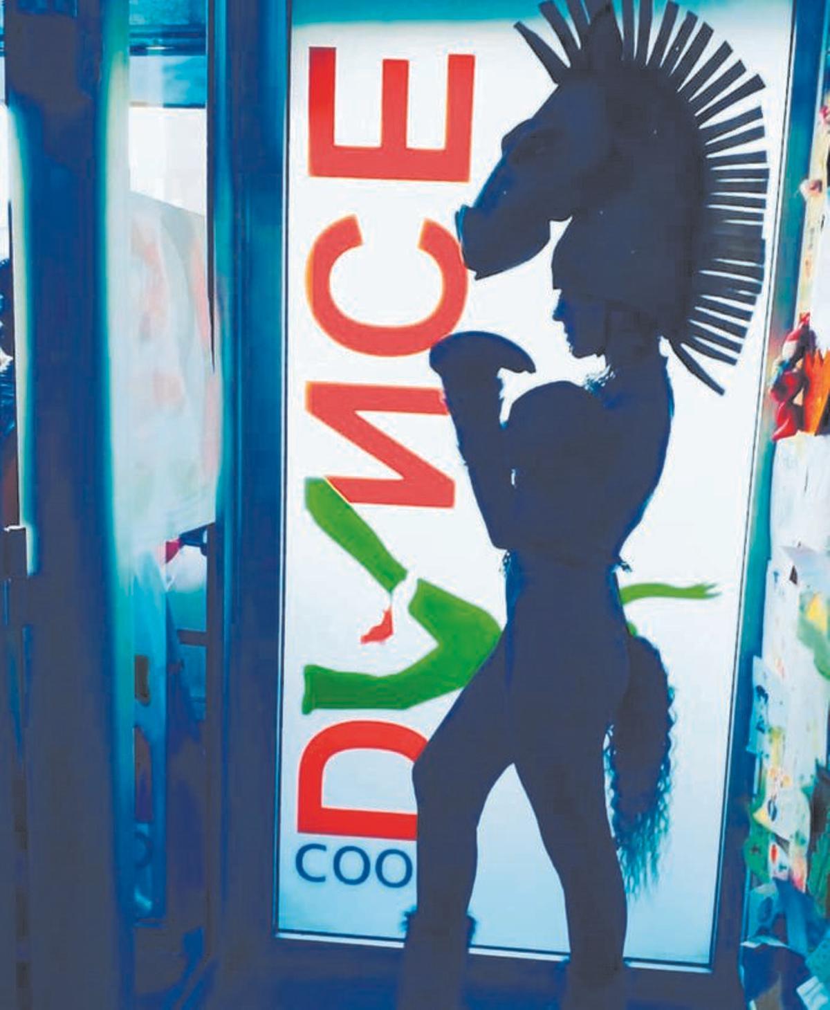 Cool Dance participa en los boatos de Moros y Cristianos, aportando un elemento cultural y artístico a la fiesta.