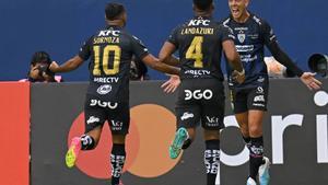 Jugadores de Independiente del Valle celebran un gol.