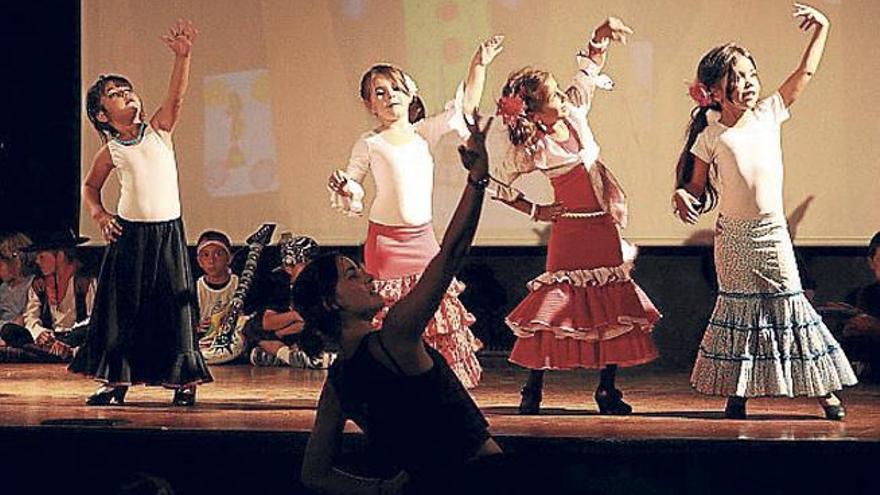 Alumnas de infantil bailando flamenco.