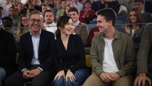 El senador del PP, Alfonso Serrano (i), y la presidenta de la Comunidad de Madrid, Isabel Díaz Ayuso (c), participan en la I convención ideológica de NNGG de Madrid, en Las Rozas, a 15 de noviembre de 2025, en Las Rozas, Madrid (España). Nuevas Generacion