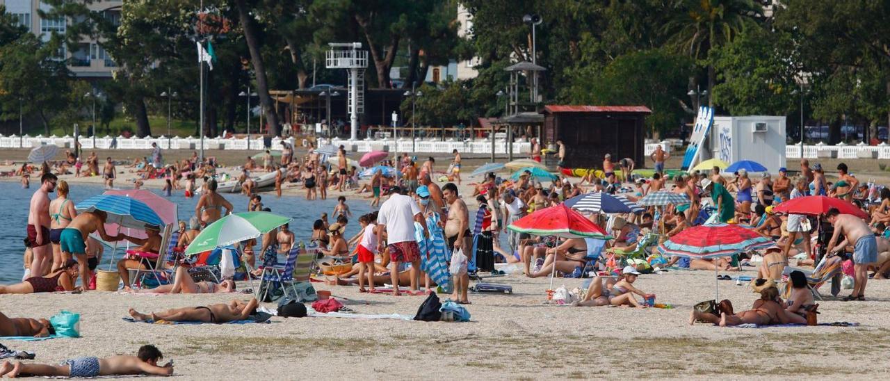 Los pisos y apartamentos en las inmediaciones de la playa Compostela, en Carril, se cotizan al alza.   | // IÑAKI ABELLA