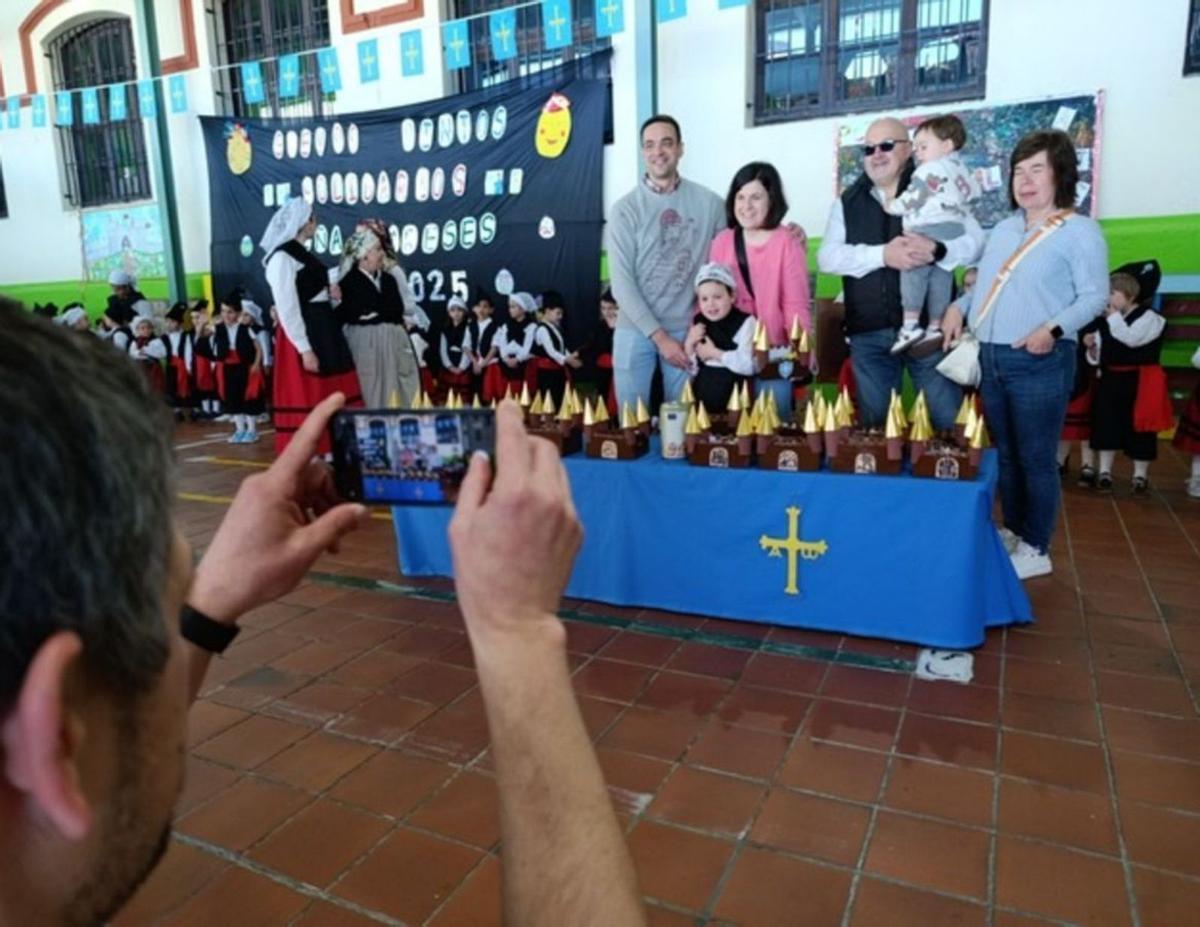 Un neñu del Peña Careses «vende» un cestu de güevos. | L. R.