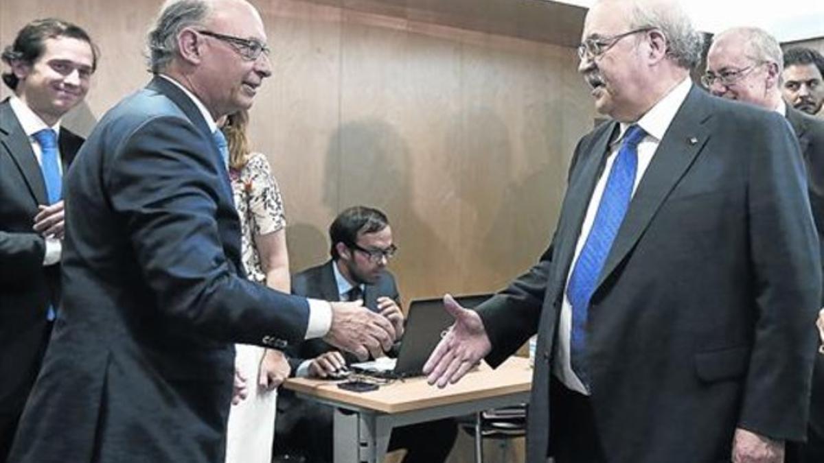 Montoro (izquierda) saluda a Mas-Colell en un Consejo de Política Fiscal y Financiera celebrado en julio pasado.