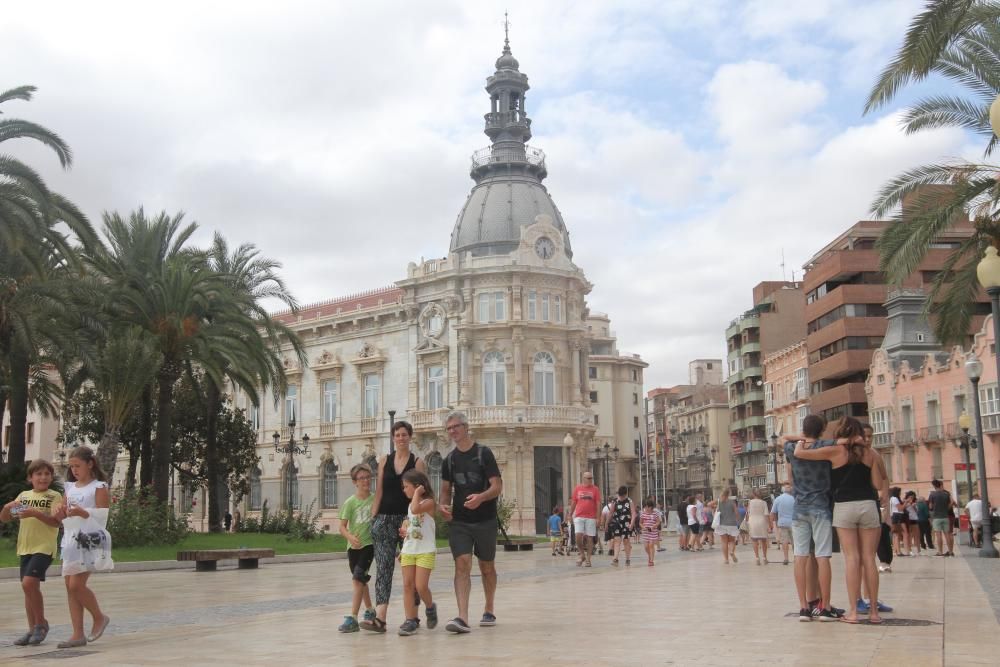 Los turistas 'huyen' de la costa y se refugian en