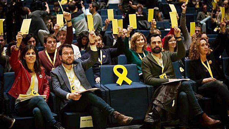 Vilalta, Aragonès, Torrent i Capella, votant en el congrés d&#039;ERC.