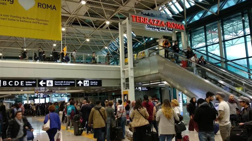 Viajeros del vuelo Roma-Palma cancelado ayer.