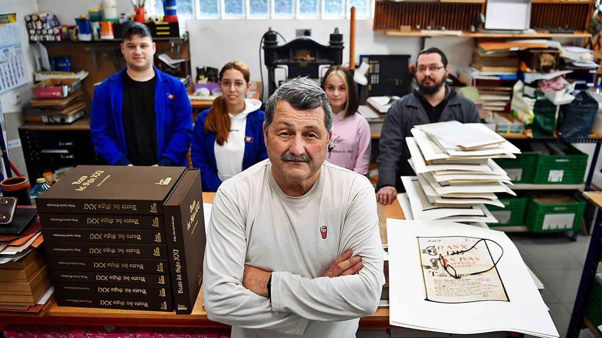 José Manuel López Casás con sus trabajadores en Códice, su taller de encuadernación.   | //CARLOS PARDELLAS