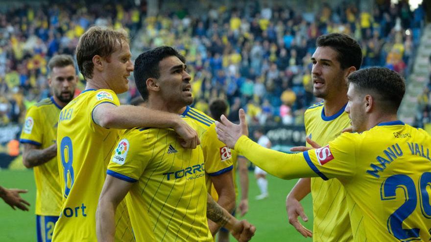 Los jugadores del Cádiz CF celebran el gol de Dani Romera ante el Rayo Majadahonda, que dio los últimos 3 puntos en la clasificación al equipo cadista, el pasado domingo.