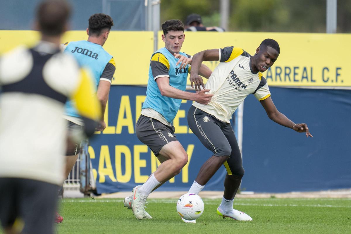Thierno Barry (d) está siendo una de las grandes sensaciones del Villarreal.