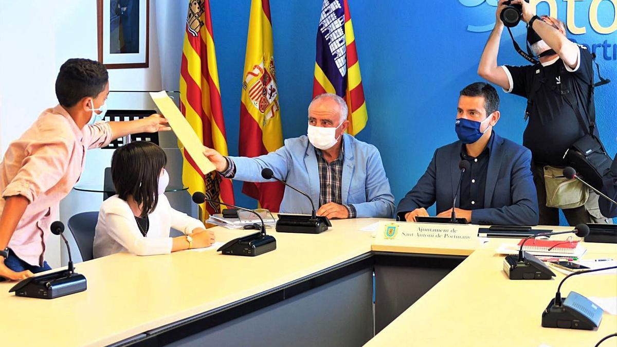 Un momento del pleno infantil celebrado ayer en Sant Antoni. | ASA