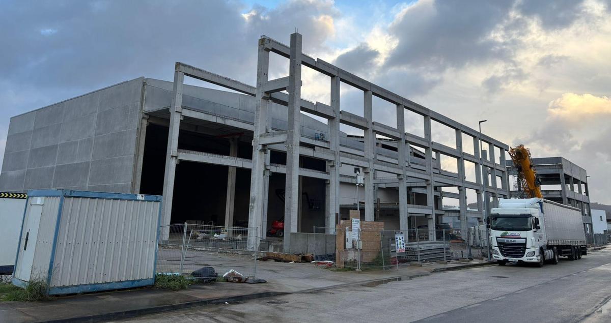 Nave de 18.000 metros cuadrados que Servicios Reunidos está construyendo en el polígono de Morás.