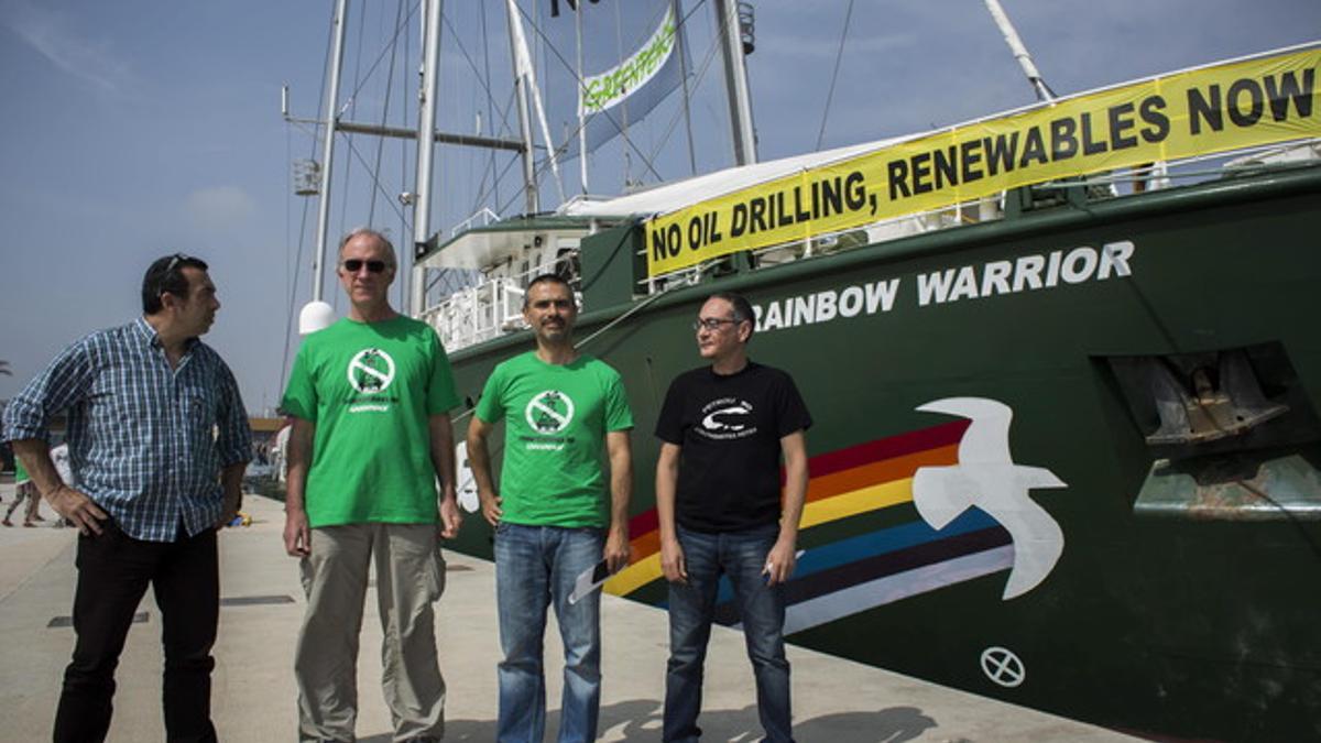 El capitán del buque Rainbow Warrior de Greenpeace, Joel Stewart (2d); el responsable de la campaña antiprospecciones, Julio Barea (2i); el responsable de la de las Columbretes, Albert Fernández, y Ezequiel Navío (d), del área de Canarias.