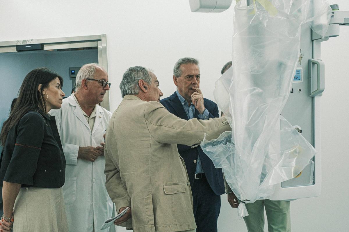 Los representantes del Gobierno gallego detallan uno de los equipos médicos