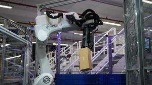Un robot de Theker trabajando en el centro logístico de Mango.