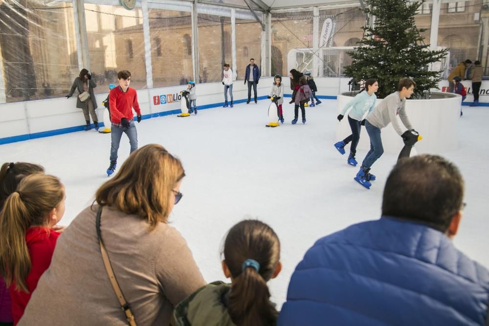 Ambiente en la pista de hielo de Oviedo