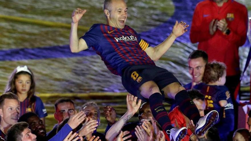 Iniesta va ser mantejat pels seus companys